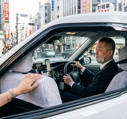 日本計程車怎麼搭才不踩雷？費用、叫車與溝通技巧